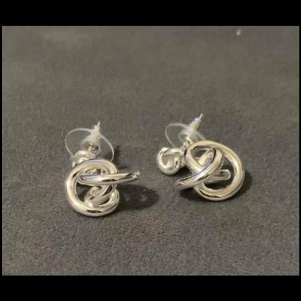 Kendra Scott’s earrings